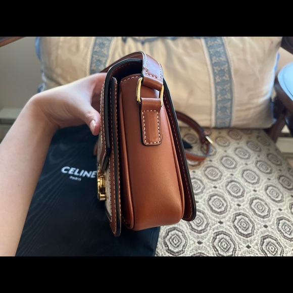 TEEN TRIOMPHE BAG IN TRIOMPHE CANVAS AND CALFSKIN
WHITE
Retail Price CA$ 3950 - Picture 6 of 8